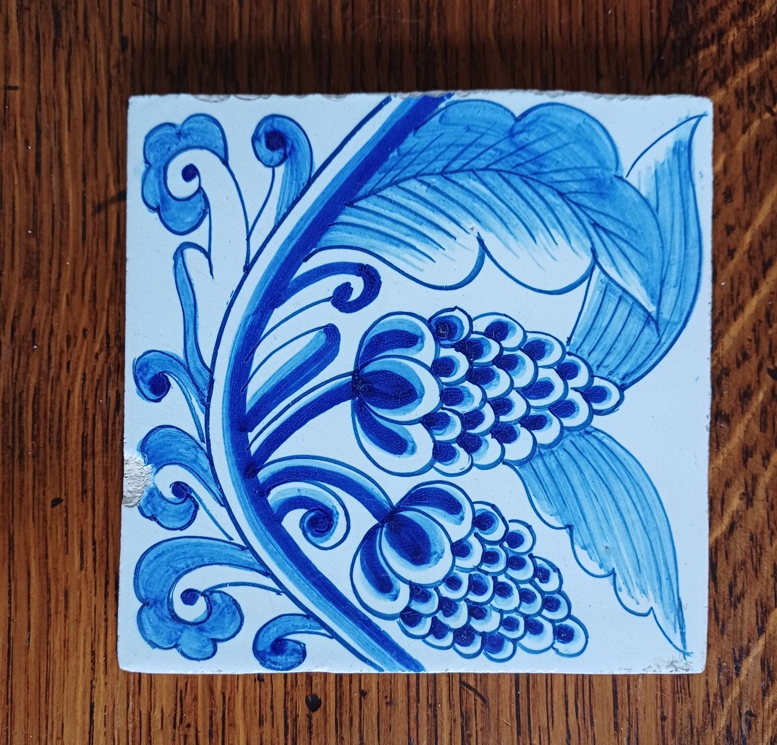 Delfts blauw tegeltje met bloemmotief, Ophalen of Verzenden