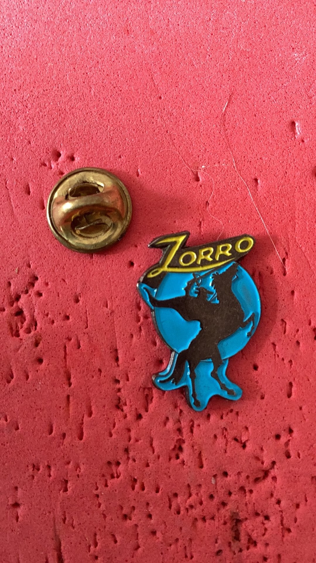 Pin Zorro, Verzenden, Zo goed als nieuw, Figuurtje, Speldje of Pin