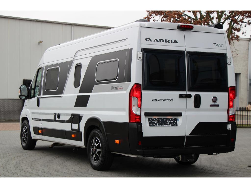 Adria Twin Supreme 640 SLB - 160PK AUT - ENKELE BEDDEN, Caravans en Kamperen, Campers, Automaat, Buscamper of Camperbus, Ringverwarming