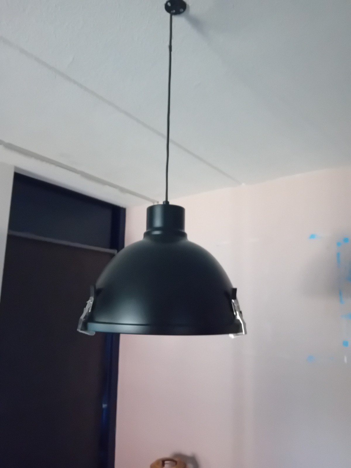 Moderne zwarte hanglamp met glazen diffuser, Modern, Industrieel, Zo goed als nieuw, Glas, E27 (groot)