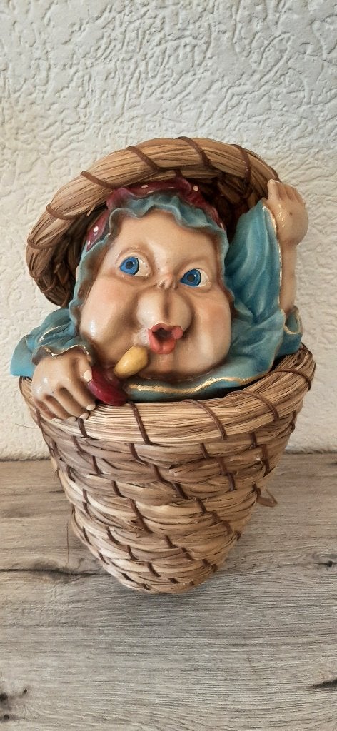laven Efteling jongensbaby in mand met deksel, Ophalen of Verzenden, Zo goed als nieuw, Beeldje of Poppetje
