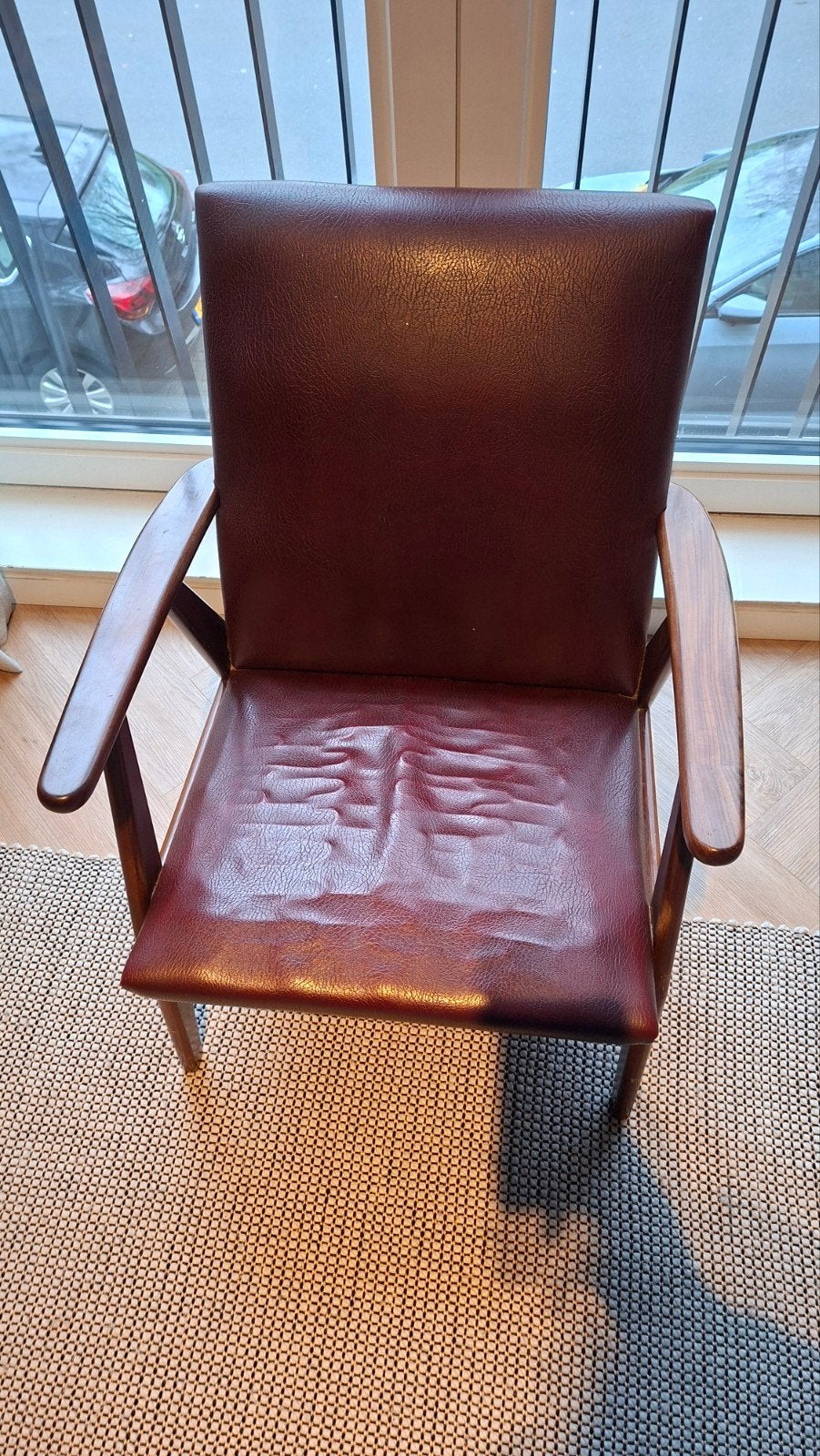 Klassieke stoel met houten armleuningen en leren bekleding, Ophalen