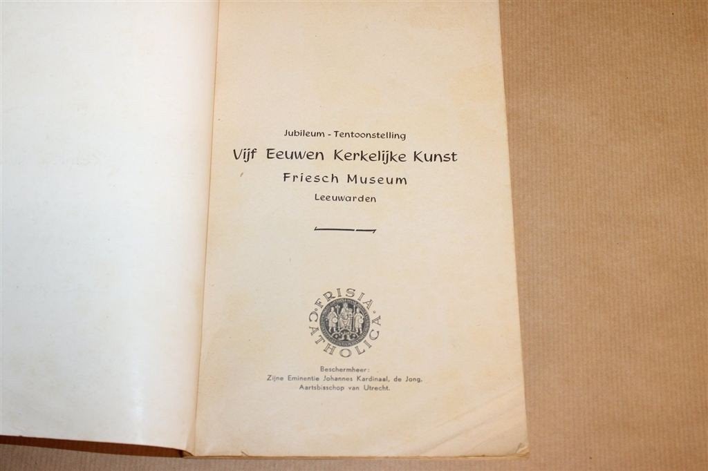 5 Eeuwen Kerkelijke Kunst — Fries Museum, Catalogus 1947, Boeken, Ophalen of Verzenden, Gelezen