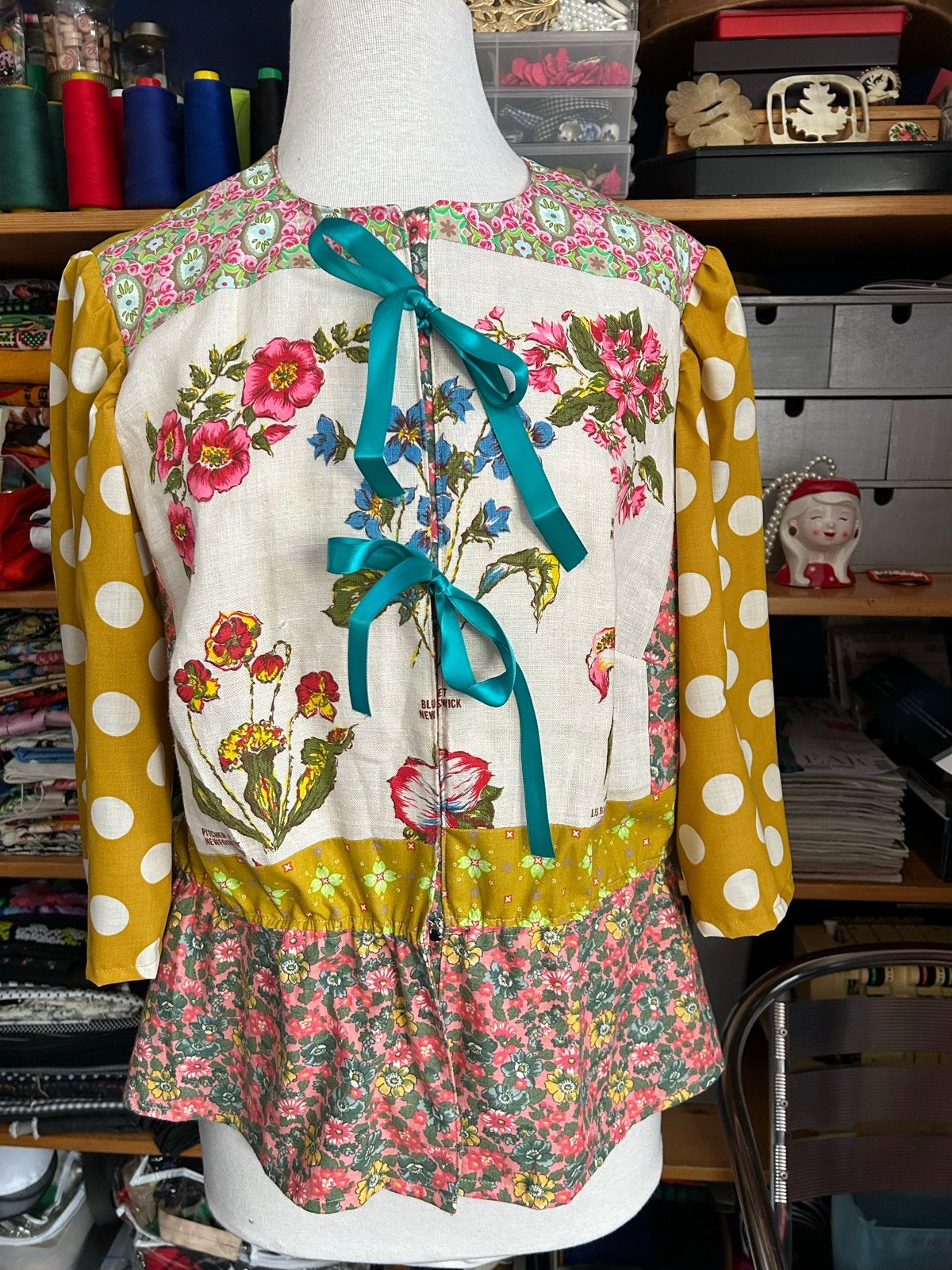 Unieke handgemaakte blouse/vest van vintage stof, Maat 42, Ophalen of Verzenden, Nieuw, Maat 42/44 (L)