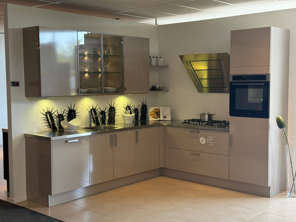 Showroomkeuken RVS blad - Grando, Ophalen, Hoekkeuken, Nieuw, Grijs