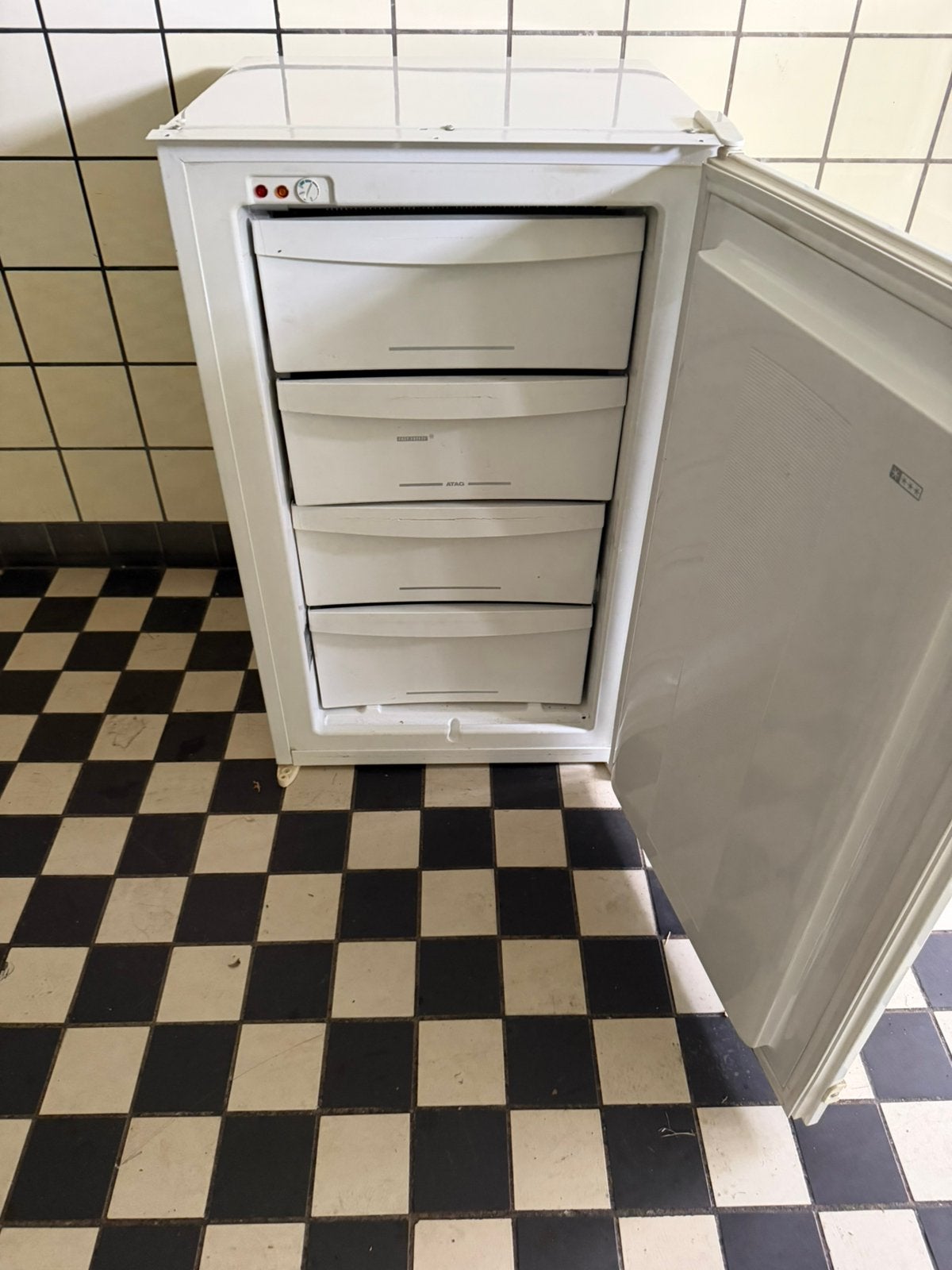 Mooie goedwerkende Atag inbouw vriezer VASTE  PRIJS 70 EURO, Witgoed en Apparatuur, Vriezers en Diepvrieskisten, 85 tot 120 cm