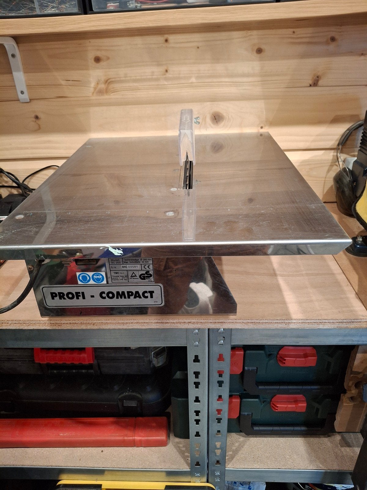 Tafelcirkelzaag machine met 4 nieuwe zaagbladen, Doe-het-zelf en Verbouw, Gereedschap | Zaagmachines, Ophalen, Gebruikt, Cirkelzaag