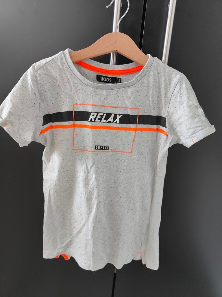 Grijs T-shirt met 'RELAX' opdruk - Maat 122/128, Kinderen en Baby's, Kinderkleding | Maat 122, Ophalen of Verzenden