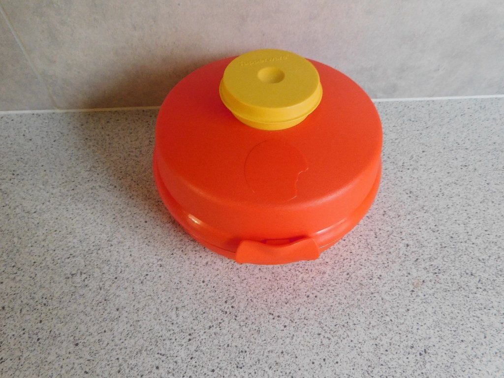 Tupperware Salade Box Rood Sauscup Geel, Ophalen of Verzenden, Zo goed als nieuw, Rood, Bak of Kom