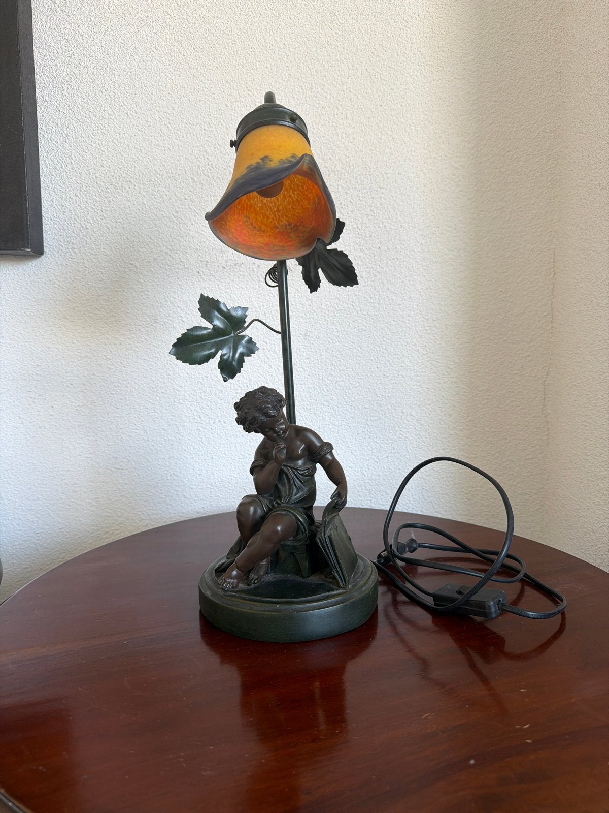Antieke tafellamp met bronzen cherubijn en glazen kap, Antiek en Kunst, Ophalen