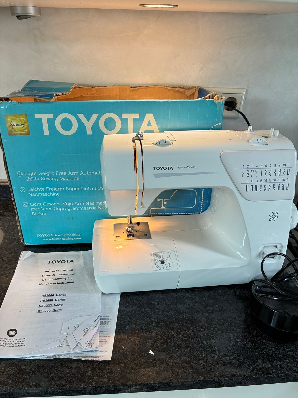 Toyota Super Automatic Naaimachine met handleiding, Hobby en Vrije tijd, Naaimachines en Toebehoren, Ophalen of Verzenden, Gebruikt