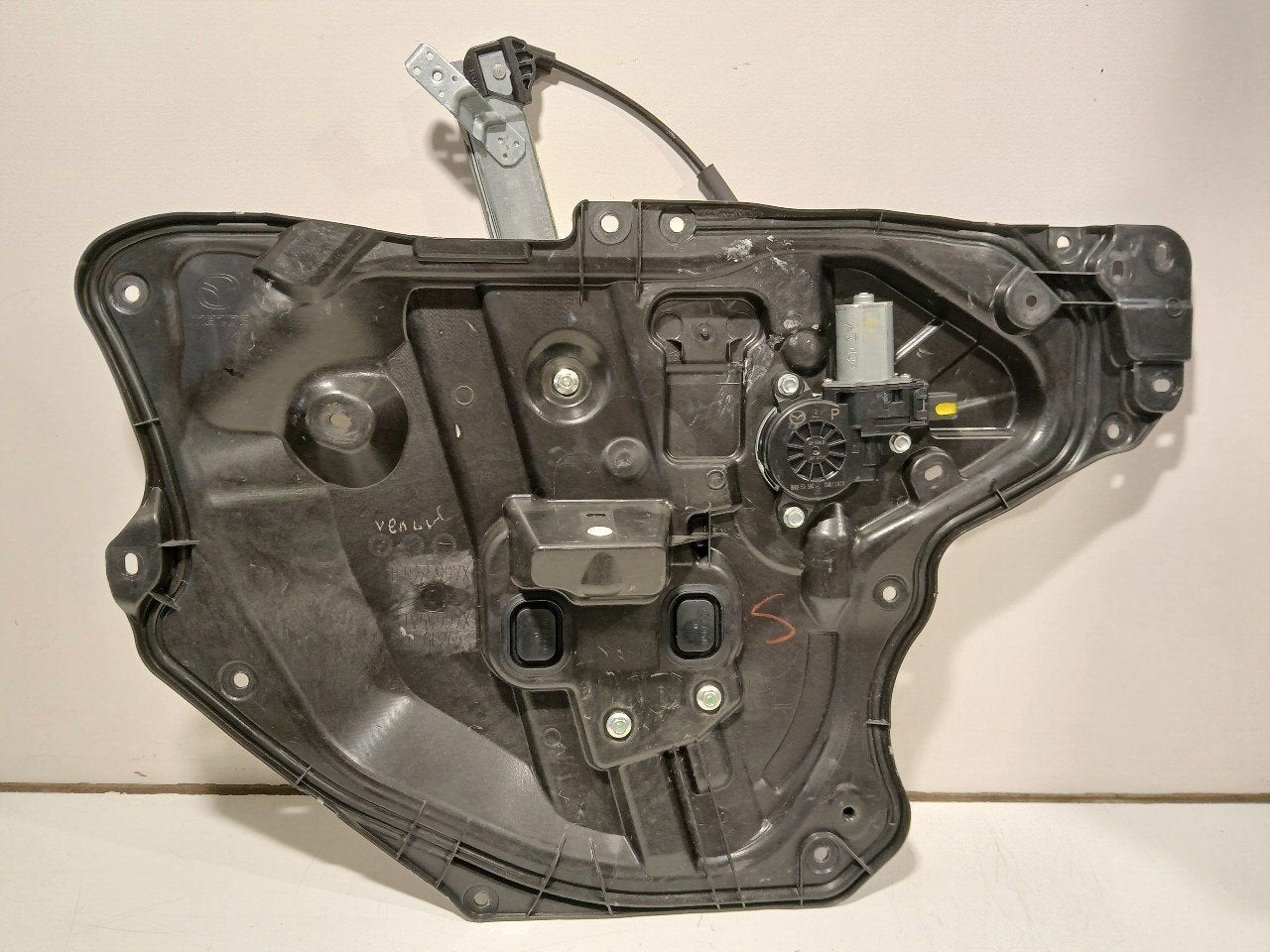 Raammechaniek elektrisch links voor Mazda 3 serie, Onderdelen@venauto.nl, Van der Ven Autorecycling B.V., Gebruikt, Ettenseweg 76, 4706 PB Roosendaal, The Netherlands