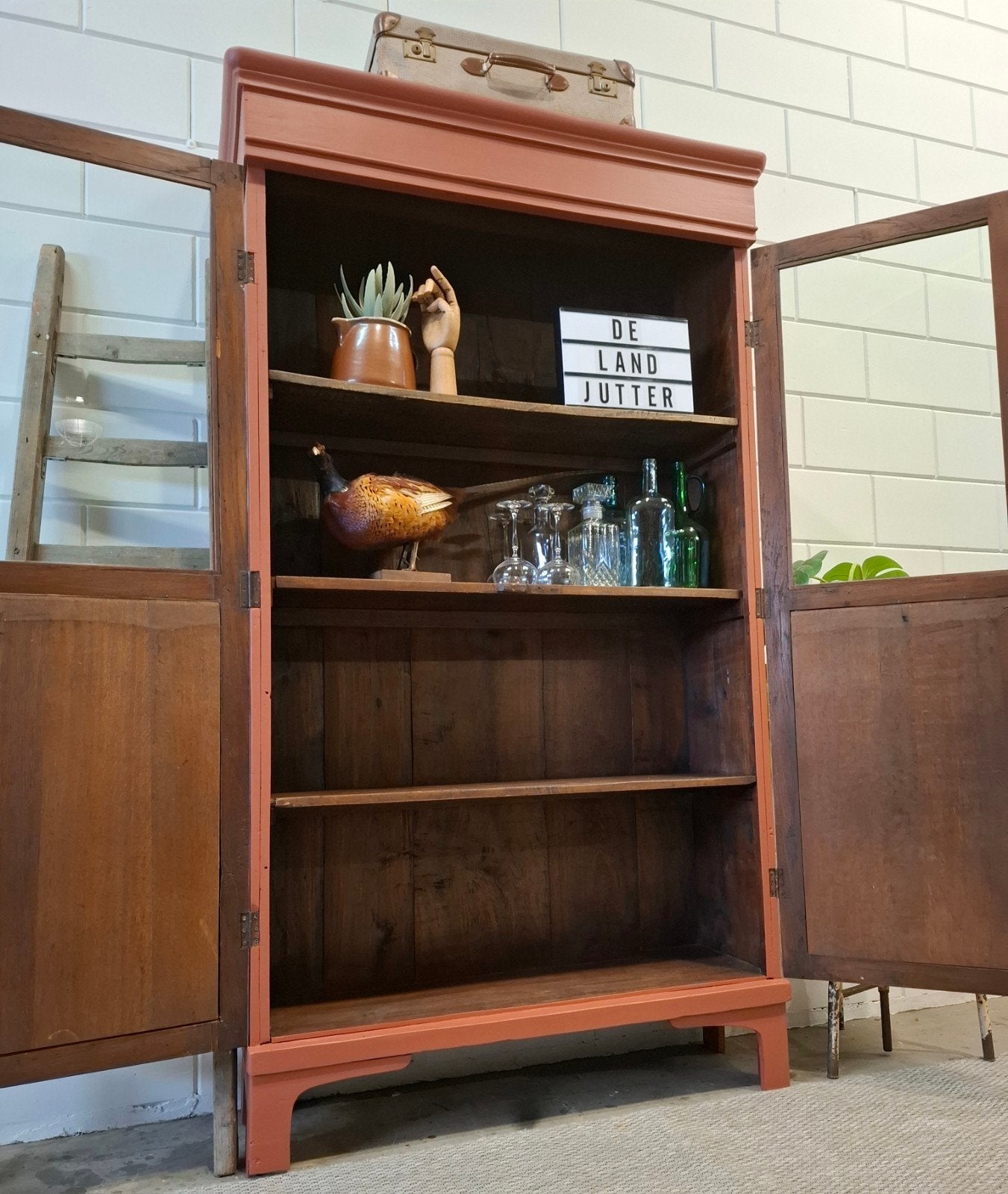 Vintage/Brocante terracotta schoolkast, Antieke buffetkast, Ophalen of Verzenden, 25 tot 50 cm, Glas, 200 cm of meer