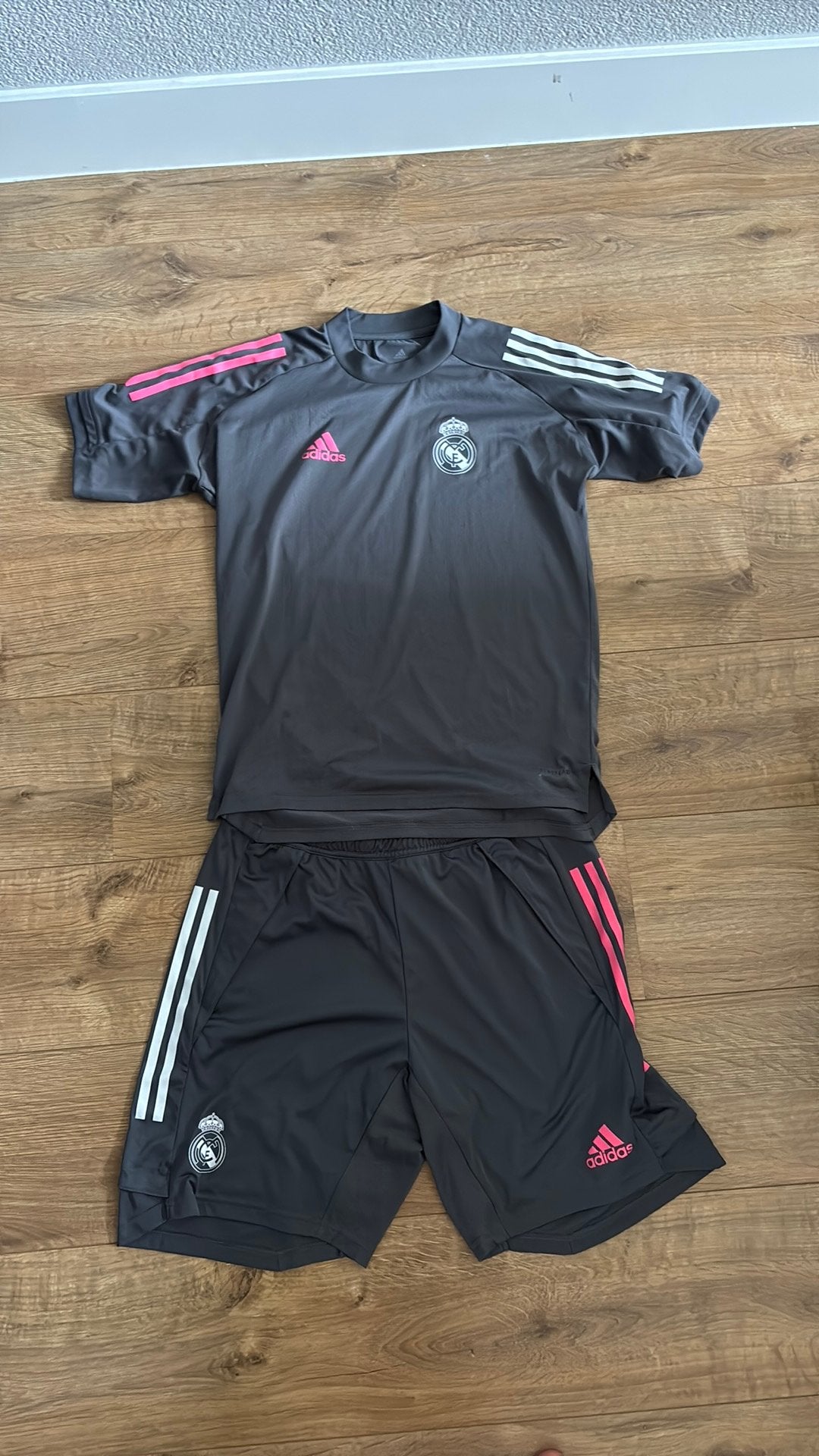 Trainingspak/zomersetje Real Madrid, Ophalen of Verzenden, Zo goed als nieuw, Maat 46 (S) of kleiner, Voetbal
