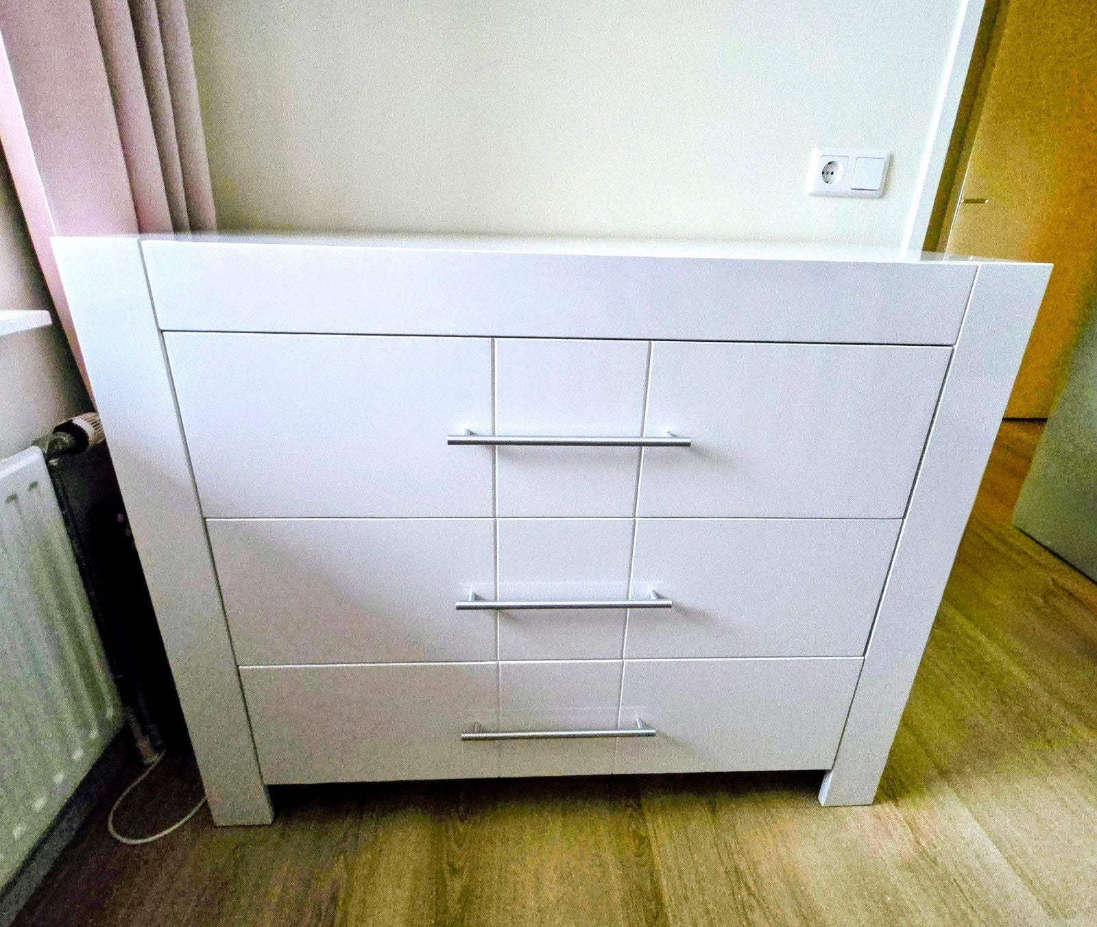 Wit hoogglans ledikant en commode - gebruikt, maar netjes, Kinderen en Baby's, Kinderkamer | Complete kinderkamers, Ophalen