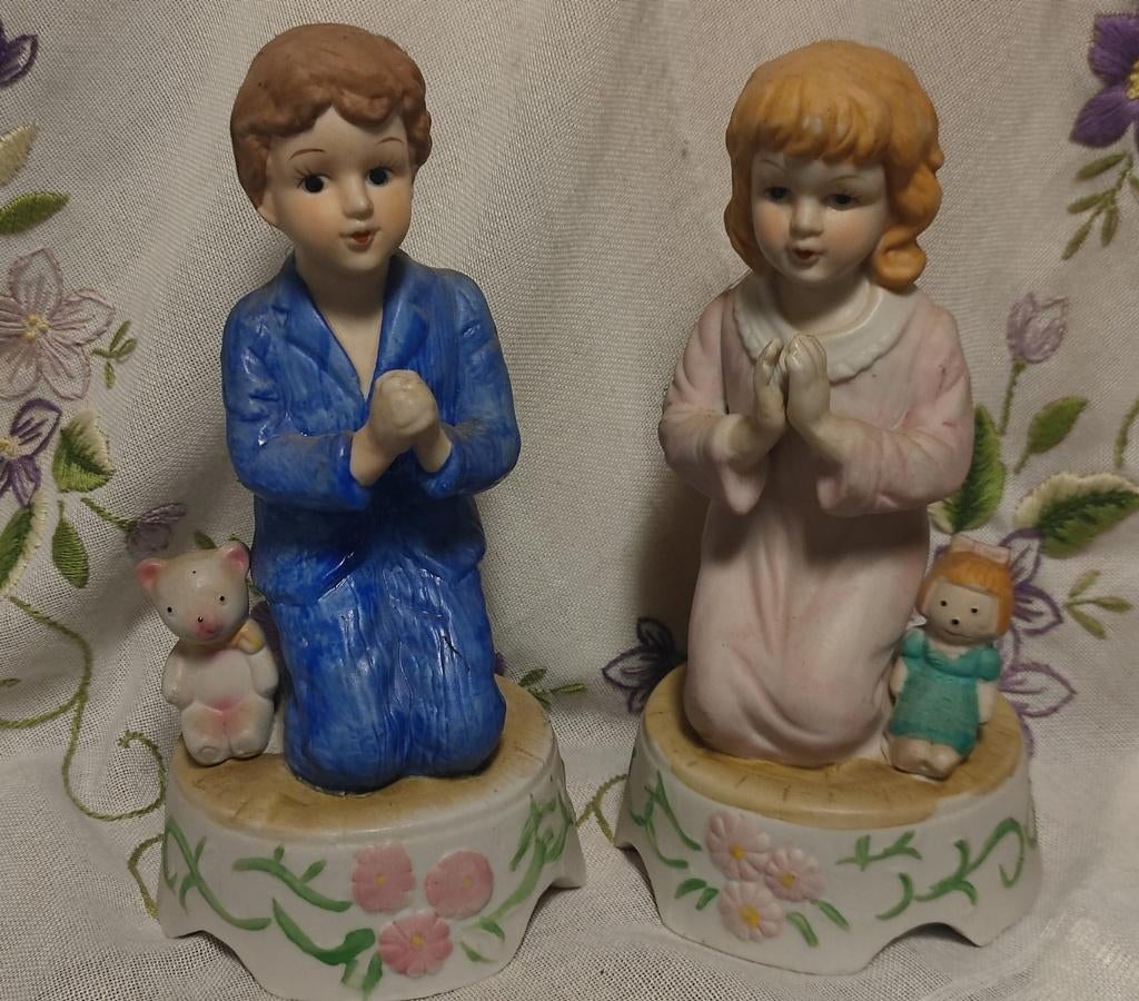 1124 2 Beeldjes van biddende kinderen - Jongen en Meisje, Verzenden, Zo goed als nieuw, Beeld(je), Christendom | Katholiek