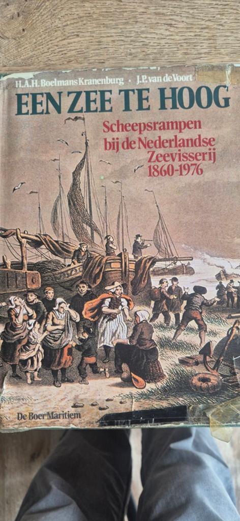 Een Zee Te Hoog: Scheepsrampen Nederlandse Zeevisserij, Gelezen, Marine, Ophalen of Verzenden, 1945 tot heden