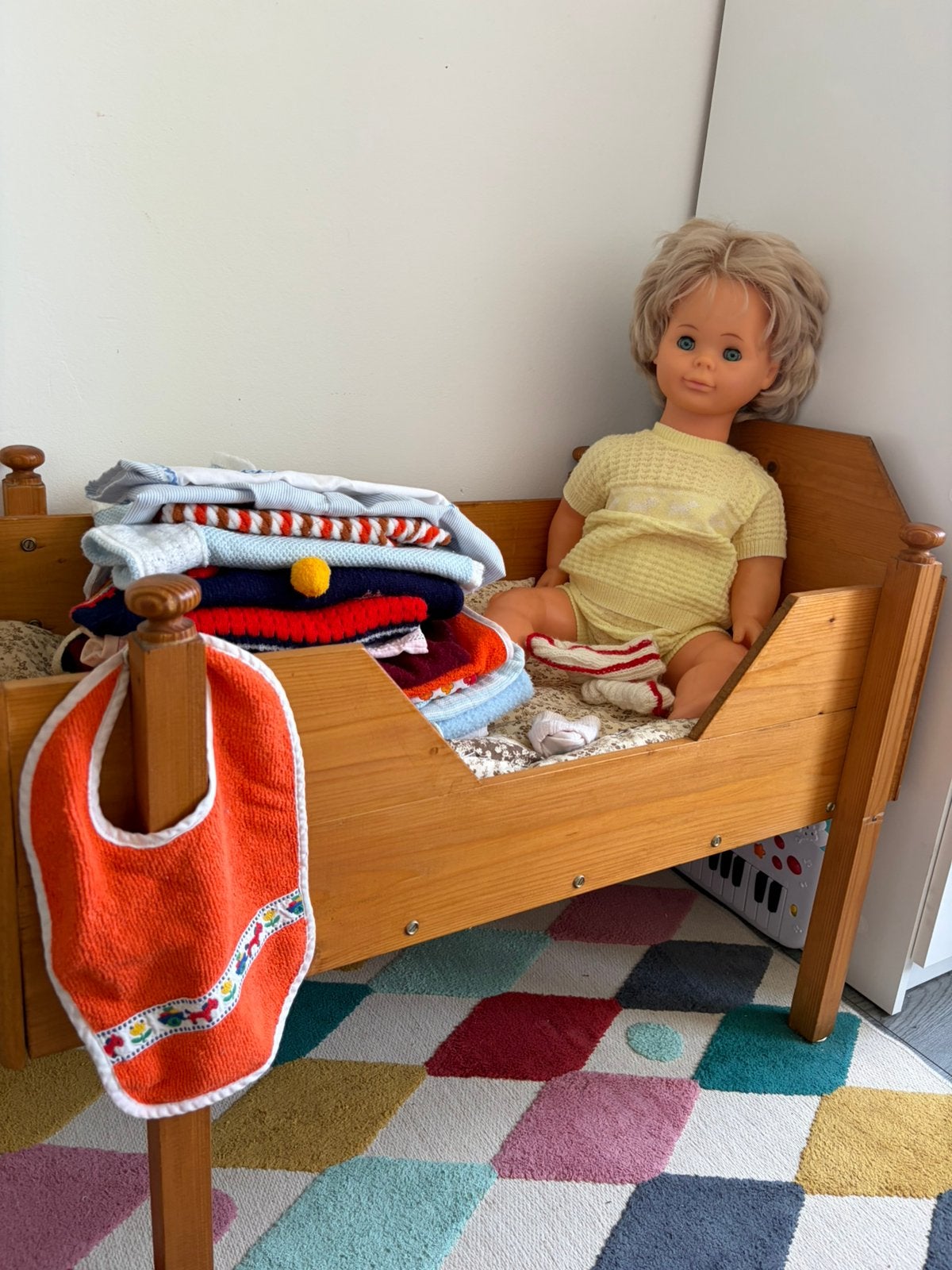 Vintage poppenledikant + pop + stapel kleding, Ophalen, Gebruikt, Babypop