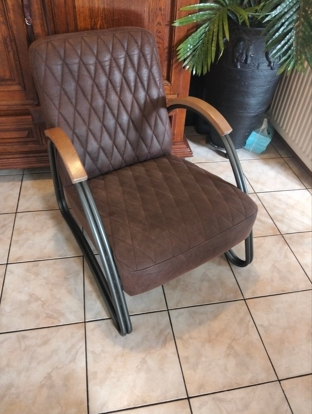 Comfortabele bruine stoel, zo goed als nieuw, Huis en Inrichting, Bruin, Industrieel, Modern, Ophalen of Verzenden, Zo goed als nieuw