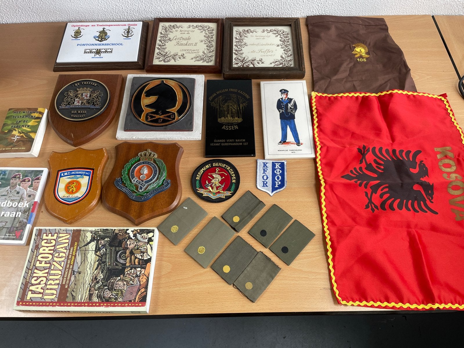 Diversen Militaria: Tegeltjes, Emblemen en Boeken - Alles in, Ophalen, Overige typen, Overige soorten, Nvt
