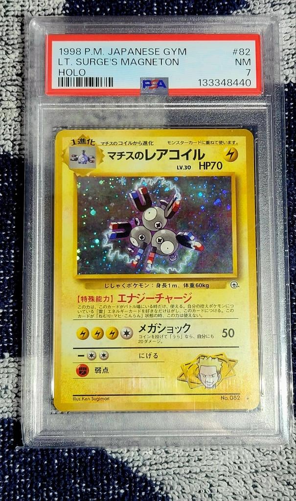 PSA 7 1998 Lt. Surge's Magneton Holo Japanse Gym #82, Ophalen of Verzenden, Zo goed als nieuw, Losse kaart