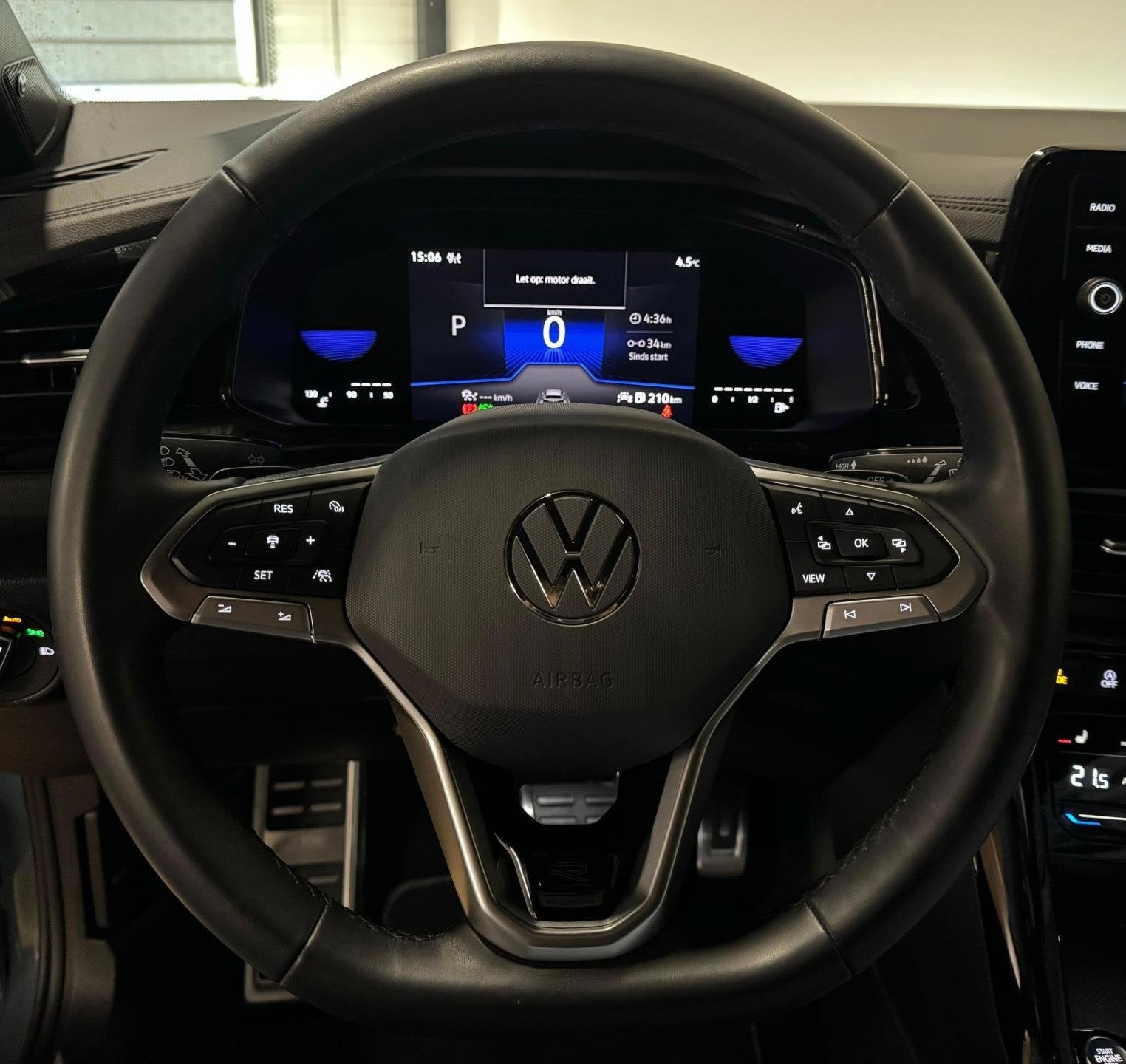 Volkswagen T-Roc 1.5 TSI R-Line Business PANO KEYLESS, Auto's, Volkswagen, 1258 kg, 4 cilinders, 150 pk, Origineel Nederlands