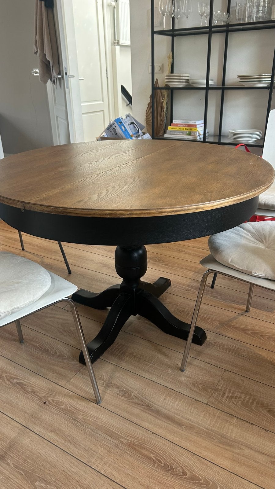 Uitschuifbare ronde eettafel - Zwart onderstel, eiken blad, Ophalen, Gebruikt, 100 tot 150 cm, Vier personen