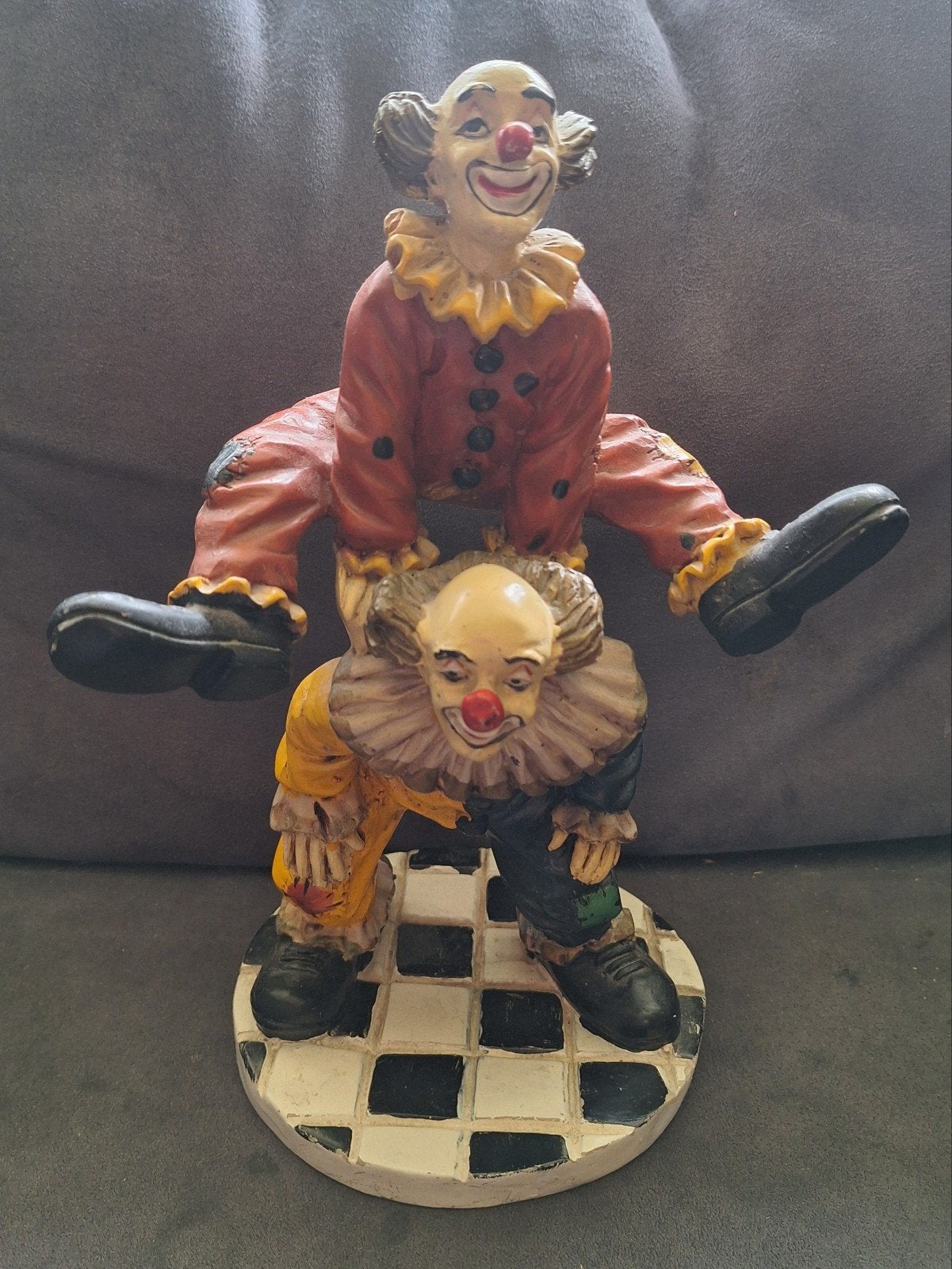 Clown beeld - Decoratief beeldje van twee acrobaten clowns, Verzamelen, Ophalen, Gebruikt, Mens
