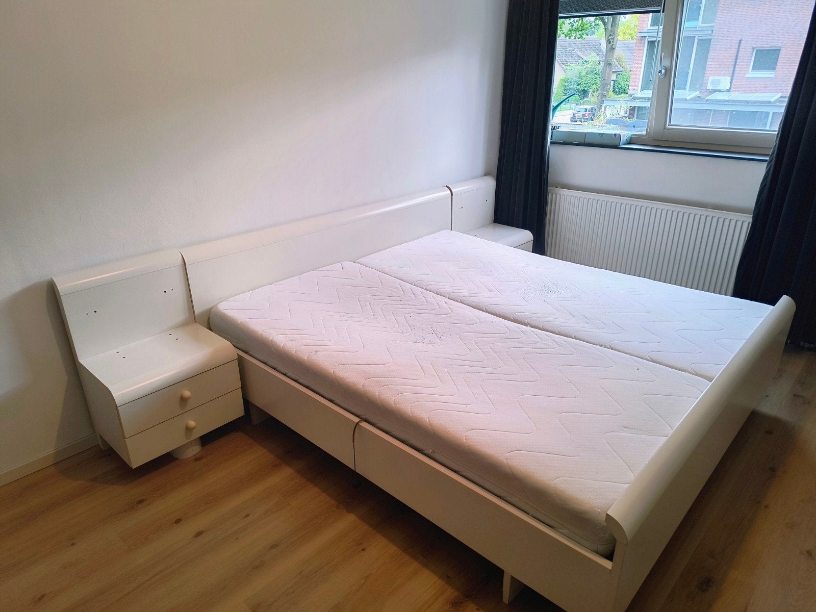Twee persoonsbed met Auping spiralen en dernachtkastjes, Ophalen, Wit, Tweepersoons, 180 cm