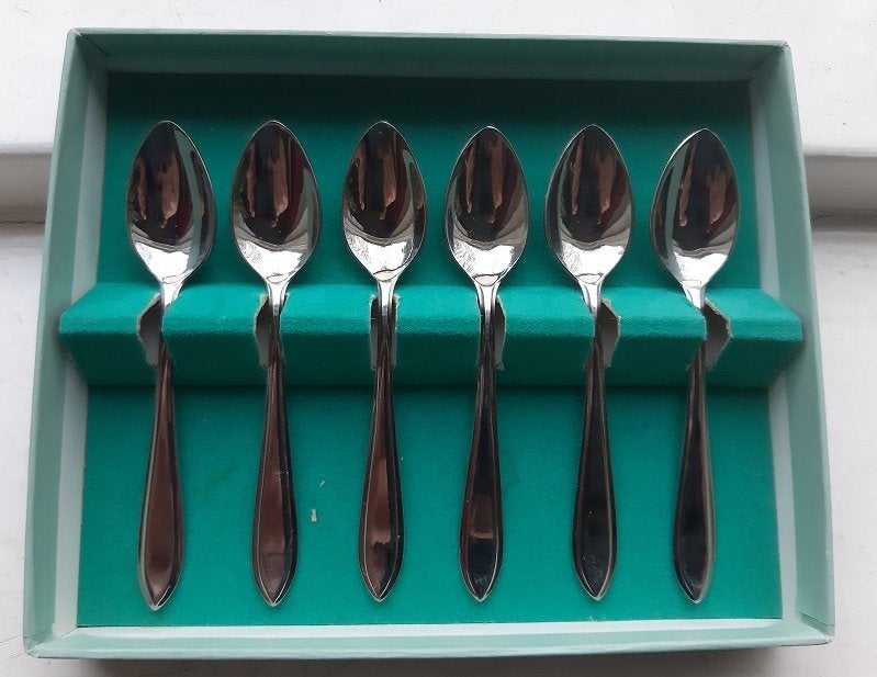 Sola-massief - 2 doosjes met ieder  6 lepeltjes, Overige materialen, Gebruikt, Verzenden, Los bestek