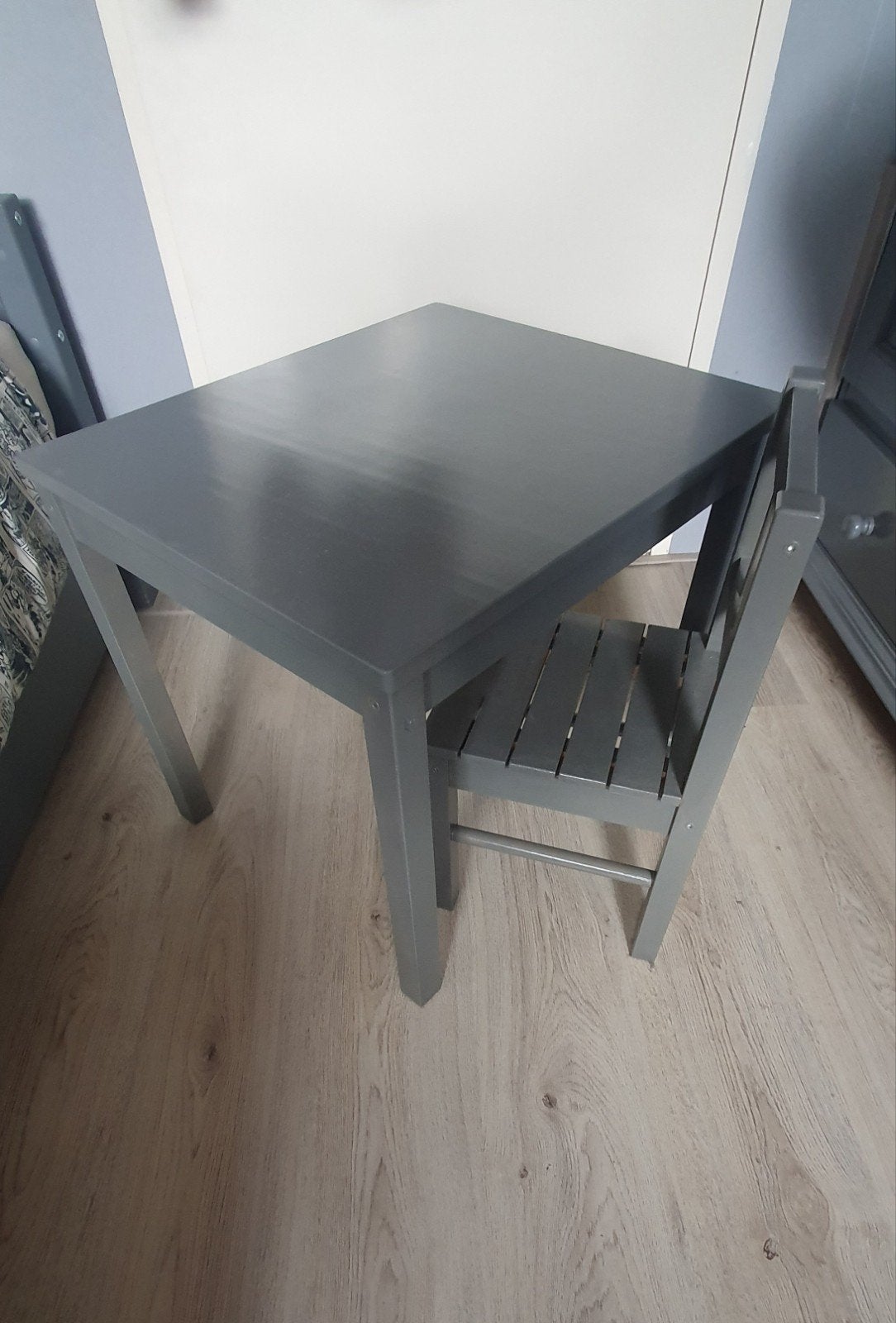 Grijze tafel met twee stoeltjes, Ophalen