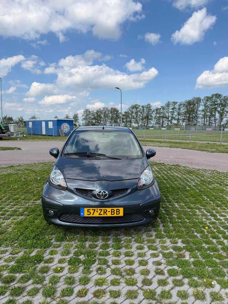 Toyota Aygo 1.0 12V Vvt-i 5DRS 2008 Grijs, Auto's, Toyota, Particulier, Aygo, ABS, Airbags, Airconditioning, Android Auto, Apple Carplay