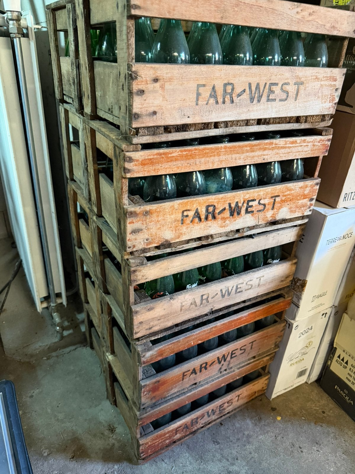9 vintage Far-West frisdrankkratten met flessen – brocant, Ophalen of Verzenden