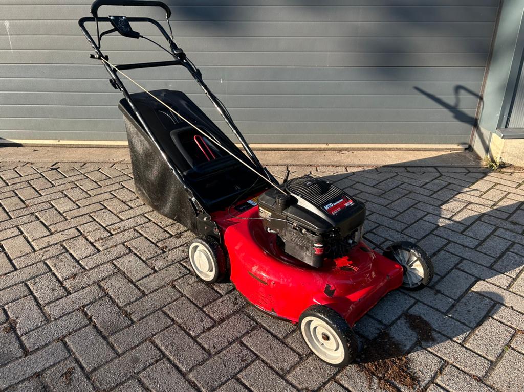 MTD Yard Machines 53 cm grasmaaier met aandrijving, Cirkelmaaier, Ophalen of Verzenden, Zo goed als nieuw, 50 cm of meer