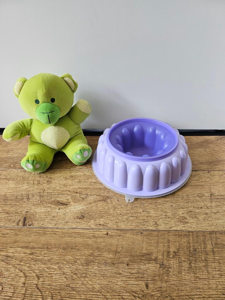 Tupperware lila puddingvorm- 23 cm, Huis en Inrichting, Keuken | Tupperware, Ophalen of Verzenden, Zo goed als nieuw, Paars, Bak of Kom