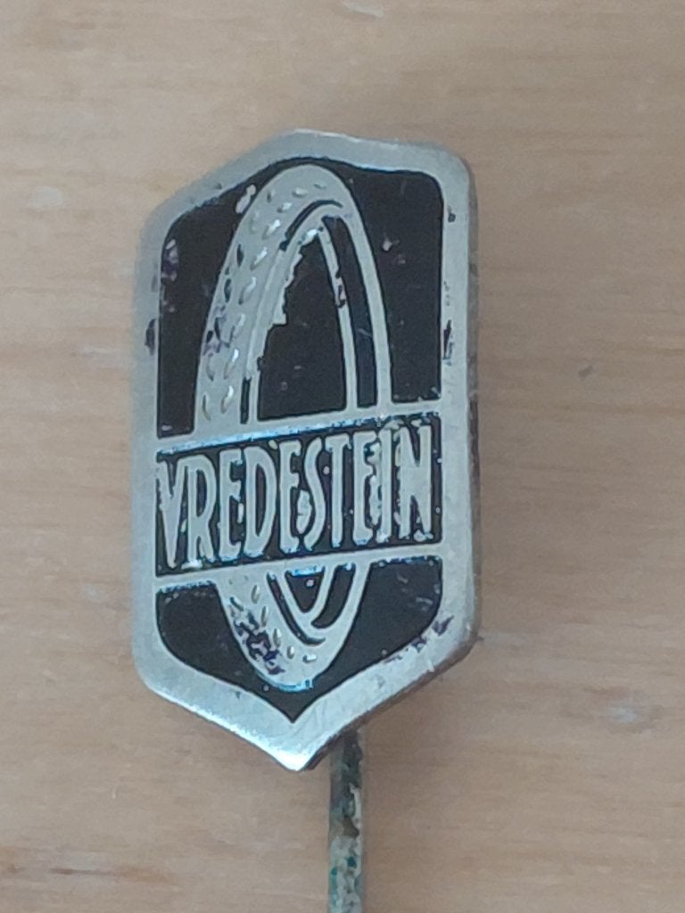 Oude speld Vredestein eind jaren 40., Ophalen of Verzenden, Zo goed als nieuw, Transport, Speldje of Pin