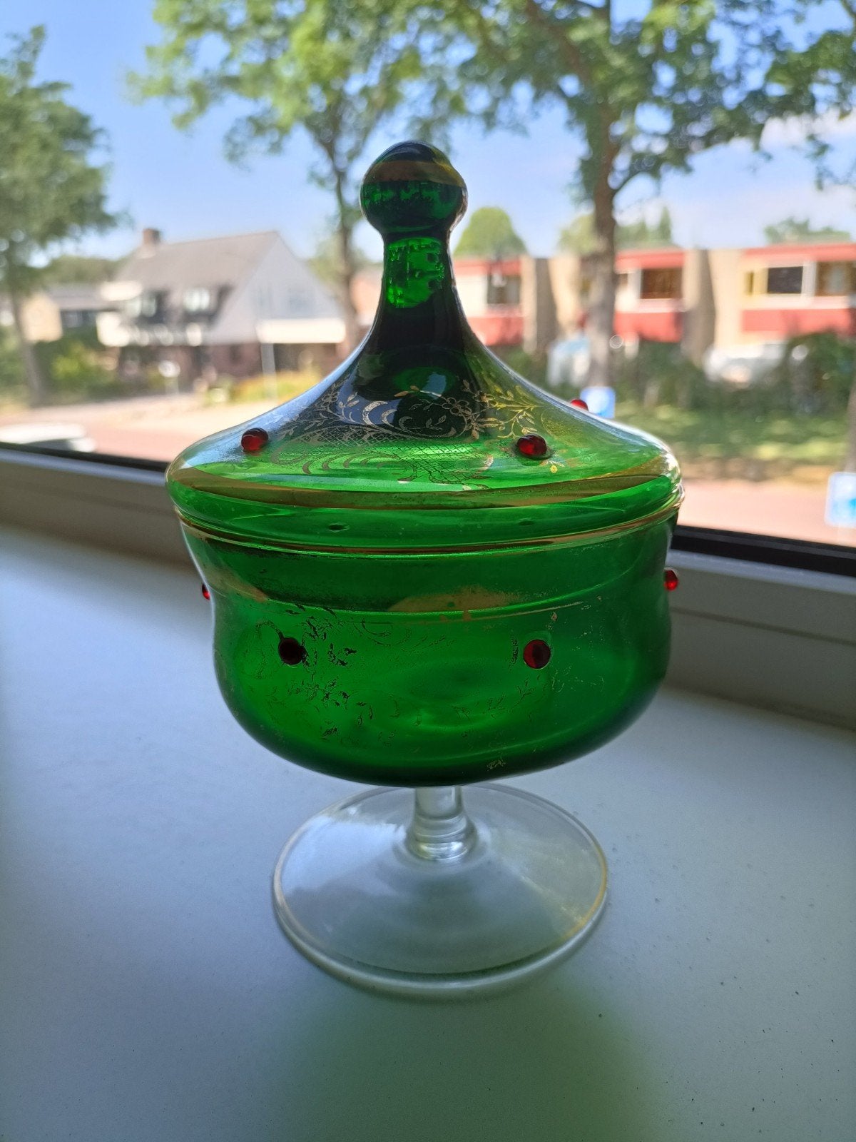 Groene glazen bonbonnière met gouden decoratie, Ophalen