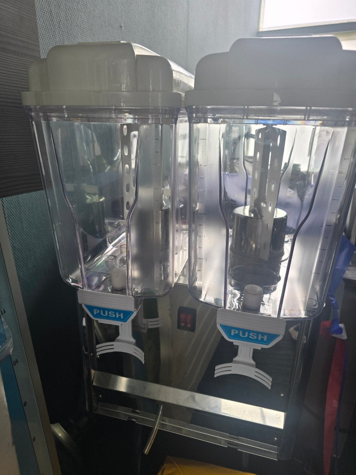 Professionele drankkoeler / sapdispenser, 200 liter of meer, 60 cm of meer, Zonder vriesvak, Gebruikt