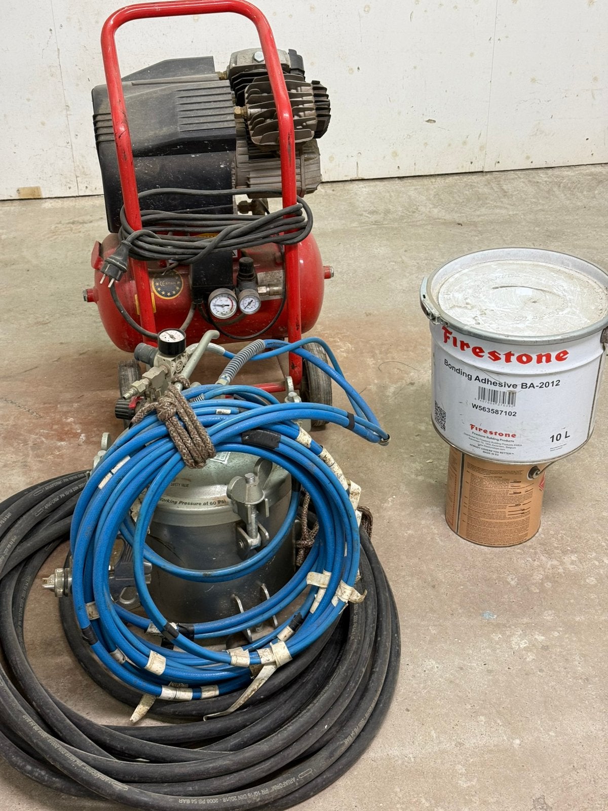 Epdm spuitlijm ketel en compressor wegens beeindeging werk., 100 liter of meer, Ophalen, Gebruikt, Minder dan 200 liter/min