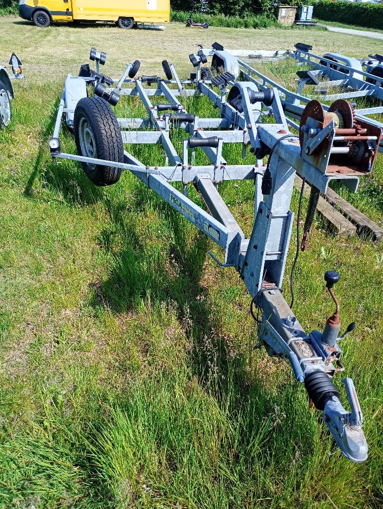 [VERKOCHT] Pega enkelassige boottrailer knik/kantel, Watersport en Boten, Boottrailers, Ophalen, Minder dan 1500 kg, Gebruikt