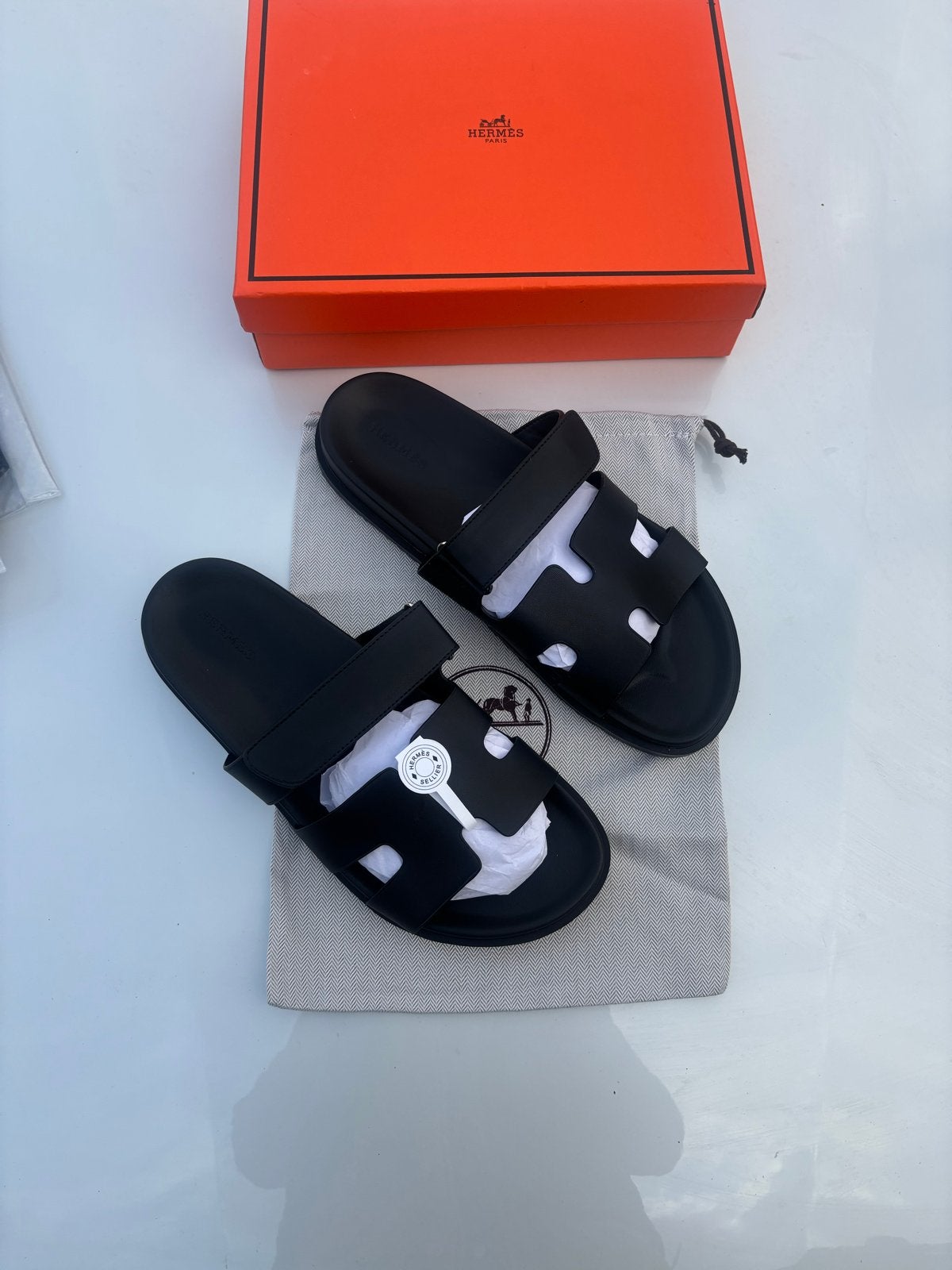 Hermès Sandalen Zwart Maat 43 - Nieuw in Doos, Kleding | Dames, Ophalen of Verzenden, Nieuw, Zwart, Slippers