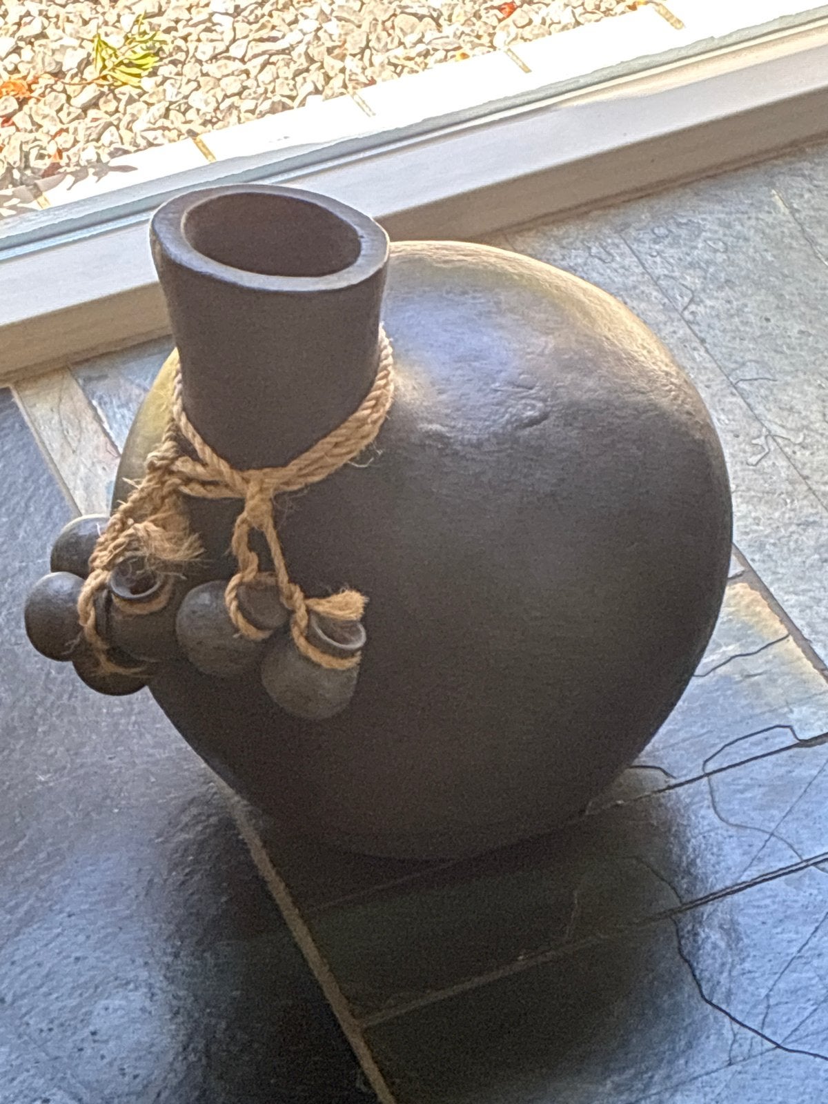 Decoratieve vaas met touw en bellen, donkergrijs, Ophalen, Met patroon/structuur, Zo goed als nieuw, Grijs