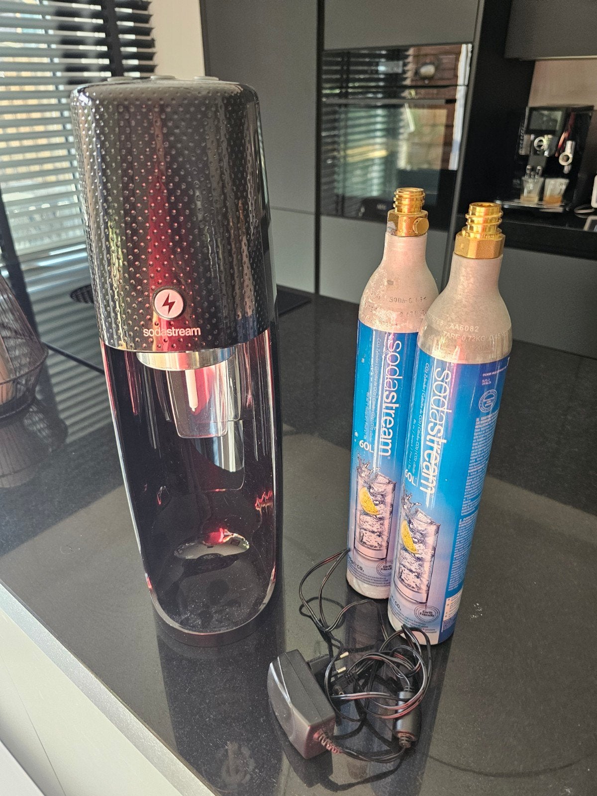 Sodastream met 2 CO2 cilinders en adapter, Overige typen, Kunststof, Ophalen of Verzenden, Zo goed als nieuw