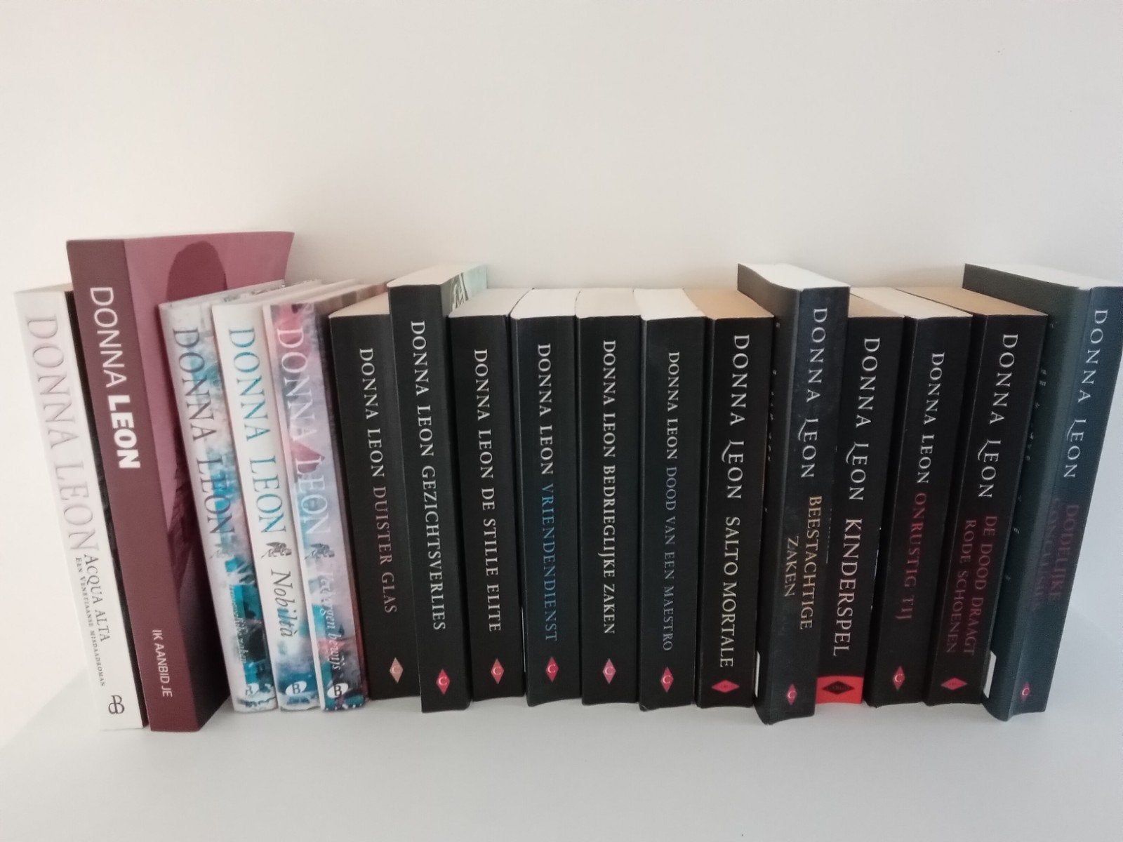 17 boeken van Donna Leon - Commissaris Brunetti serie, Ophalen, Gelezen, Donna Leon
