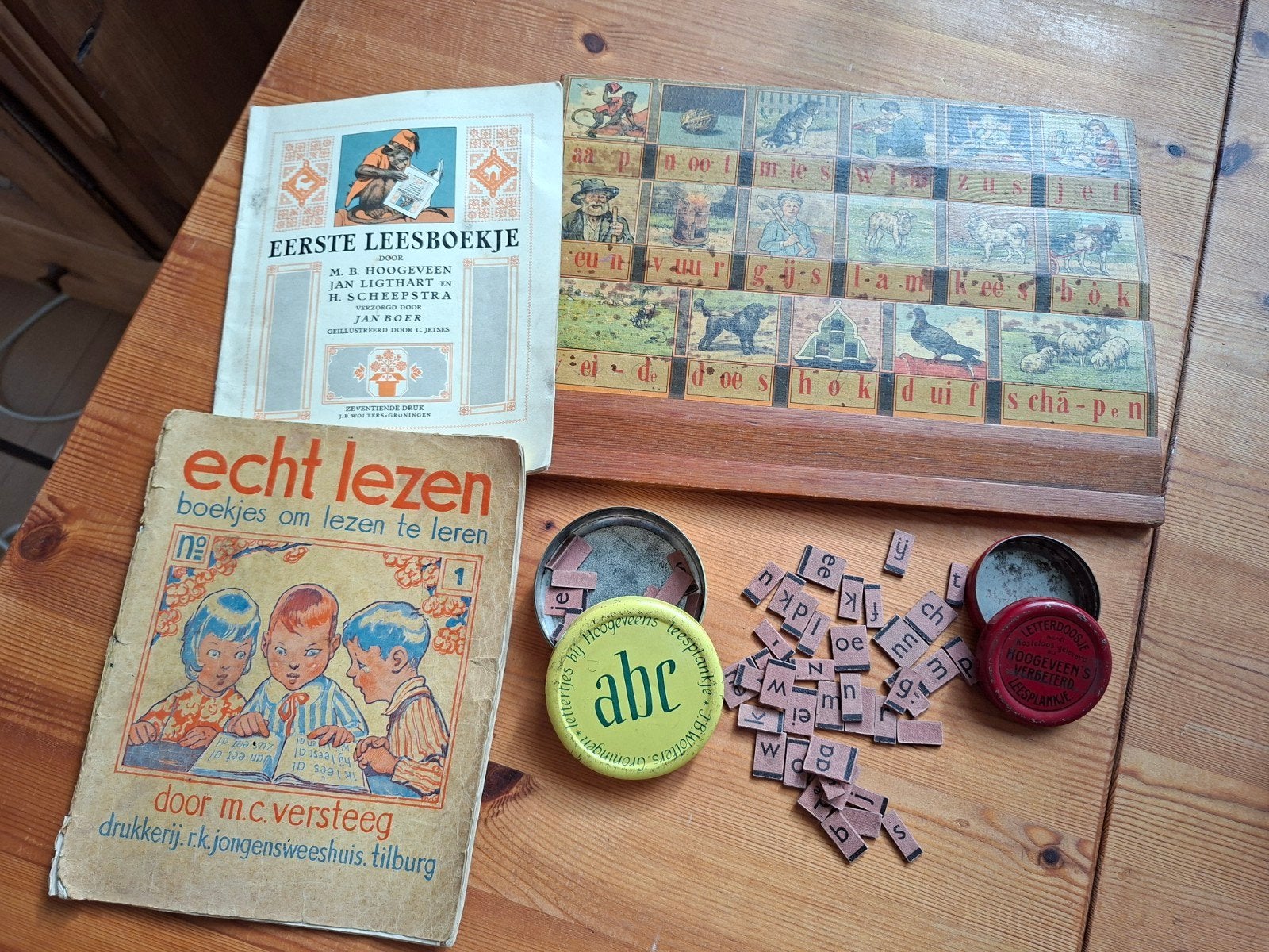 ouderwets leesplankje met boekjes en letters, Antiek en Kunst, Ophalen of Verzenden, Overige thema's