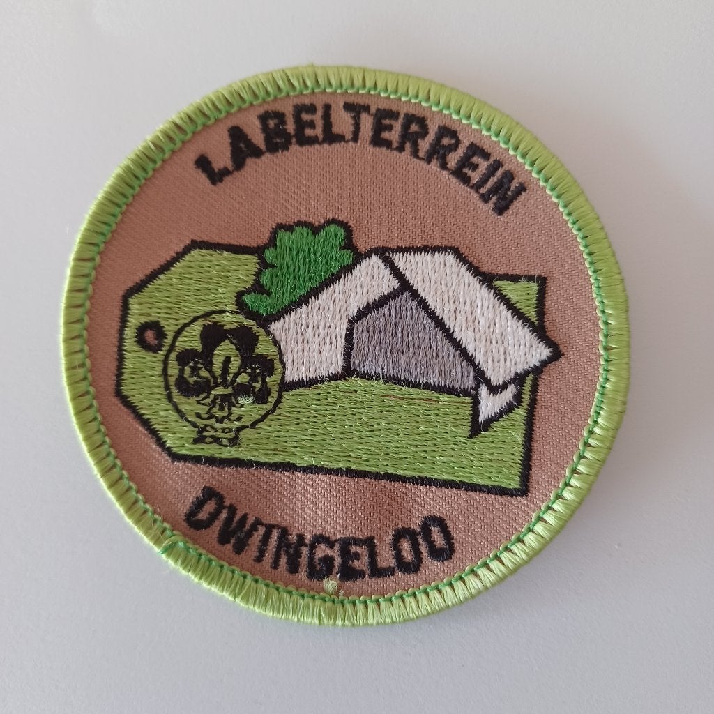 Labelterrein badge Dwingeloo, Verzamelen, Verzenden, Nieuw, Embleem, Speld of Insigne