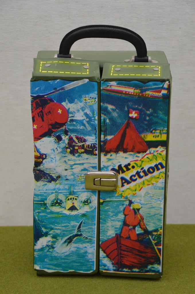 Vintage Mr. Action / Action Man/ Barbie kleding koffer `70s, Verzamelen, Poppen, Ophalen of Verzenden, Gebruikt, Accessoires