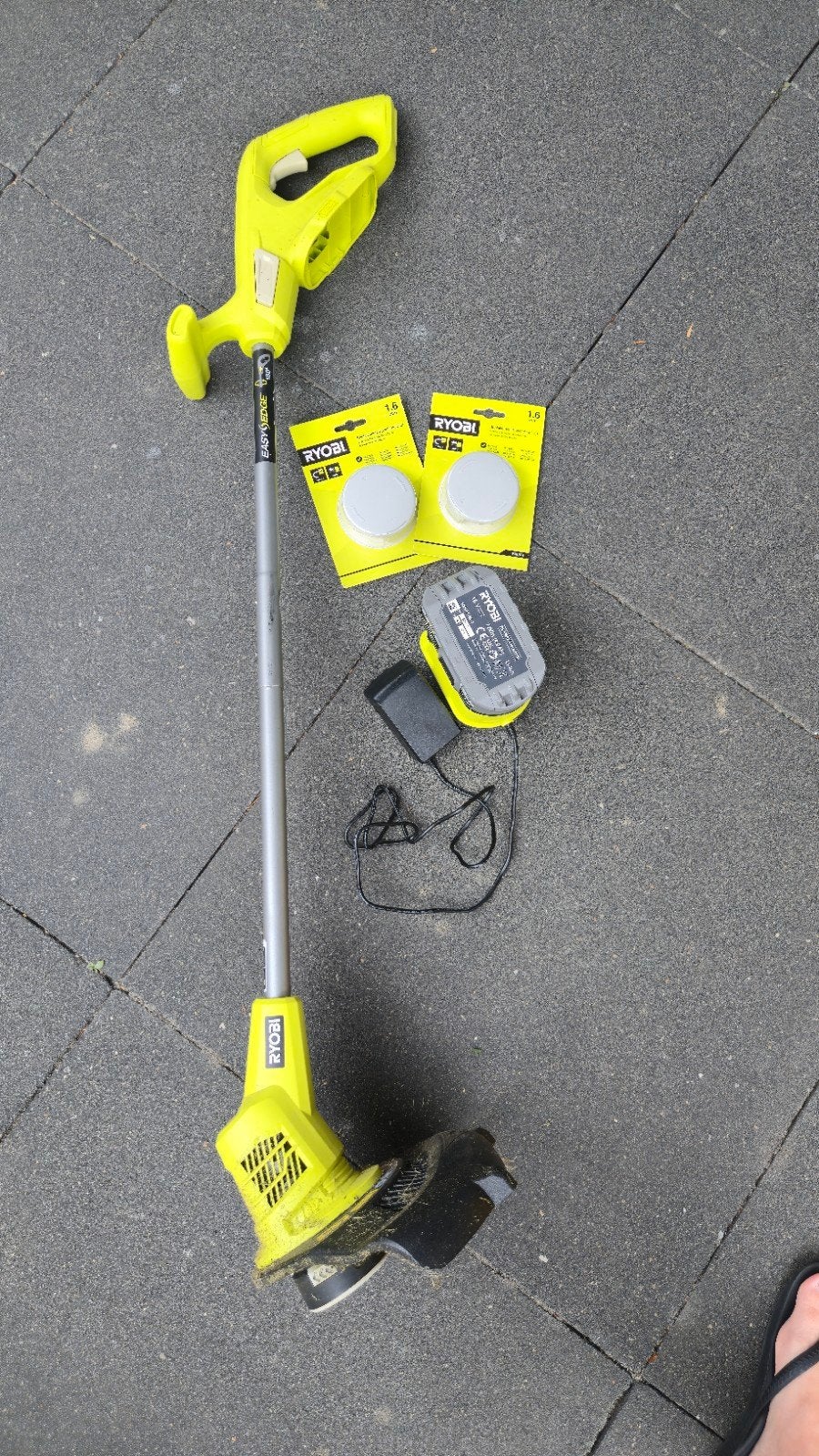 Ryobi grastrimmer met accu, lader en extra draad, Ophalen, Gebruikt, Accu, 30 tot 50 cm