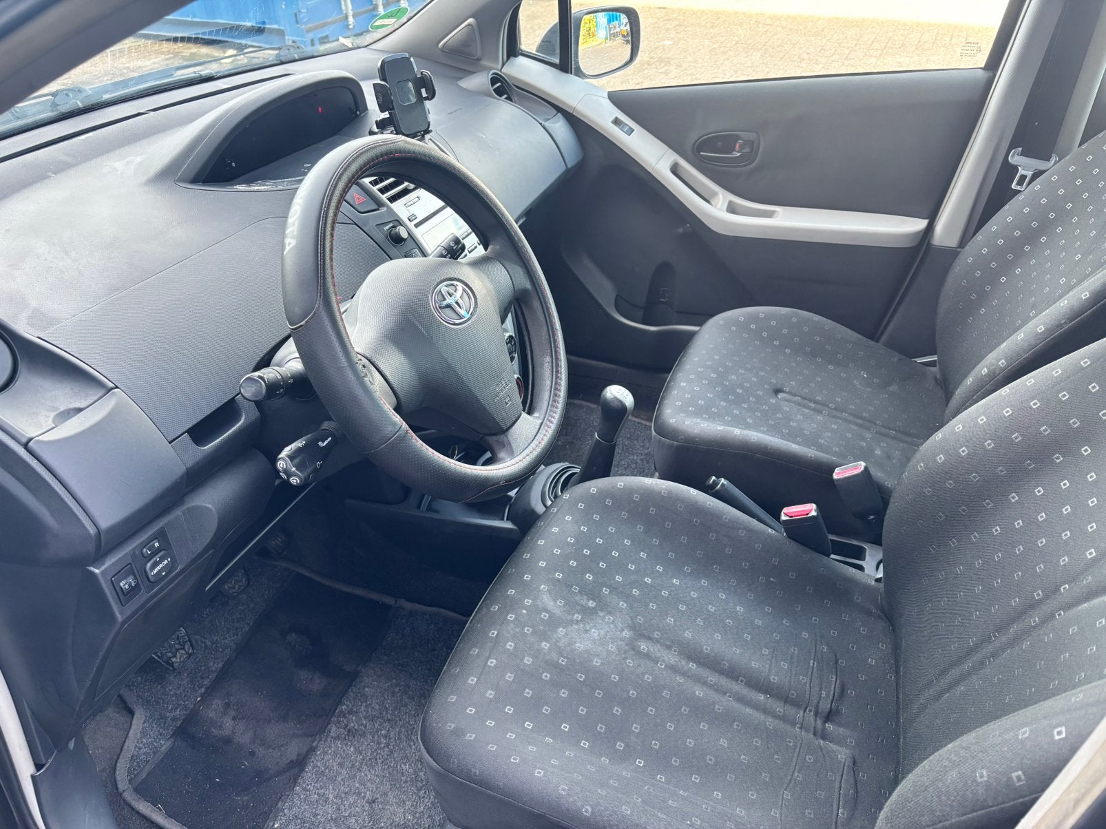 Foto 10 van Toyota Yaris 1.0 12V Vvt-i 5DR Terra 2008 Zwart