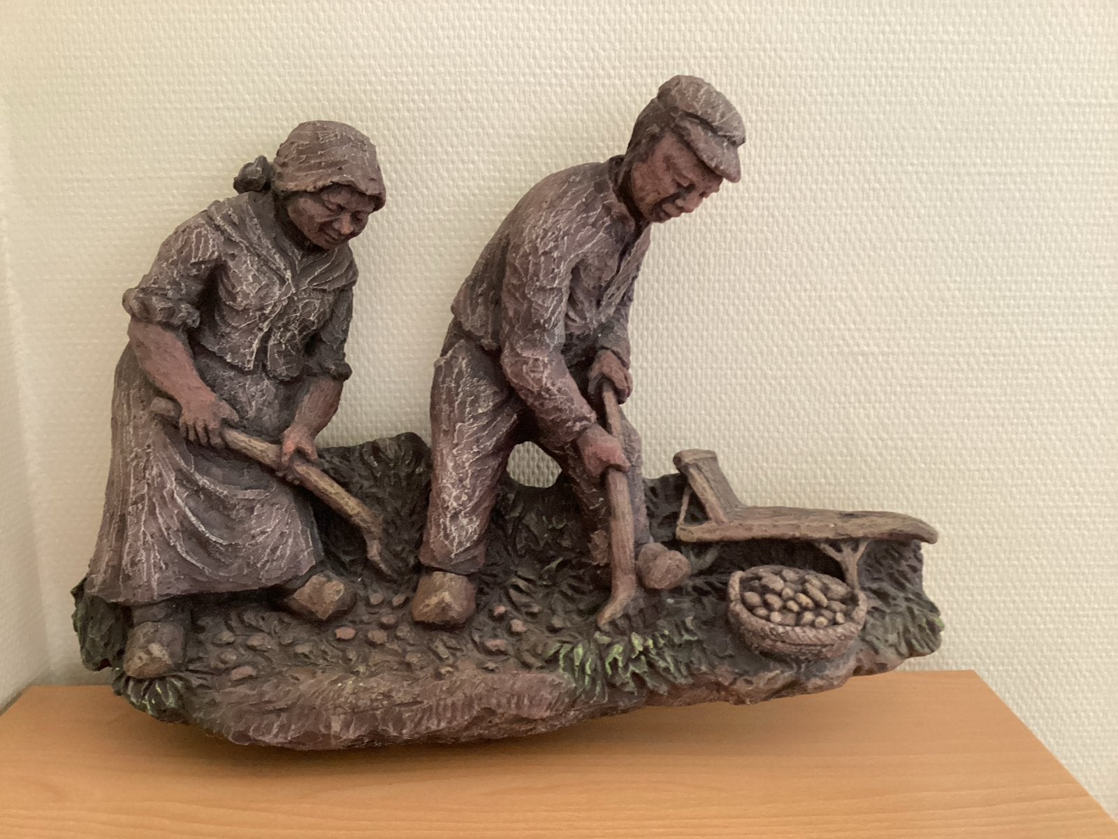 Te koop: Beeld van de tuffeltekers aan het werk €25,00, Ophalen, Groep mensen, Handgemaakt, 20 - 50 cm